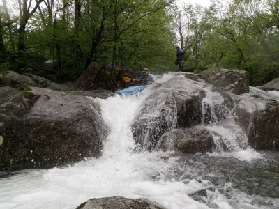 Yohan dans la goulotte de droite sous le Pont de la Brune (classe 4+).